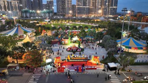 an amusement park at night with a city in the background at Suzon-Luxurious Apartment at Lumiere Boulevard VGP in Gò Công