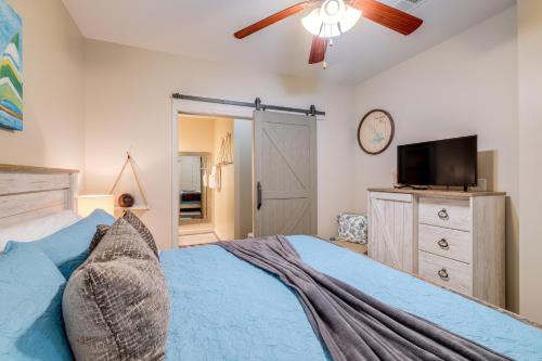 Ένα ή περισσότερα κρεβάτια σε δωμάτιο στο Balcony and Serene Views Cozy Condo in Huddleston!