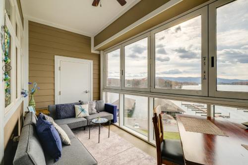 Χώρος καθιστικού στο Balcony and Serene Views Cozy Condo in Huddleston!
