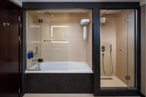 Un baño de Radisson Blu Leogrand Hotel