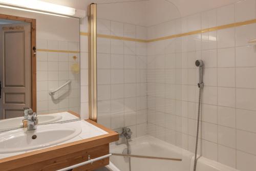 une salle de bain avec une baignoire, un lavabo et une douche dans l'établissement Appartement vue Mont Blanc, à Saint-Gervais-les-Bains