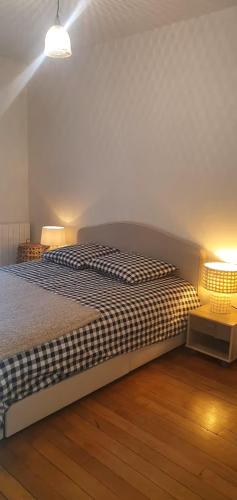 - une chambre avec 2 lits et 2 lampes au sol dans l'établissement Paris Neuilly Défense, à Neuilly-sur-Seine