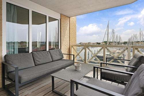 a living room with a couch and a view of a harbor at Kabbelaarsbank 411 - Port Marina Zélande NOT INTENDED FOR COMPANY OR WORK-RELATED STAYS in Ouddorp