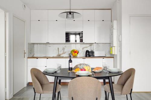 une salle à manger avec une table et des chaises dans l'établissement 809 Suite Fantastic - Superb apartment, à Bagnolet