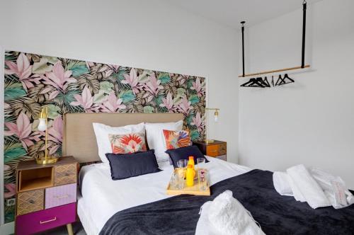 une chambre avec deux lits et un mur floral dans l'établissement 809 Suite Fantastic - Superb apartment, à Bagnolet