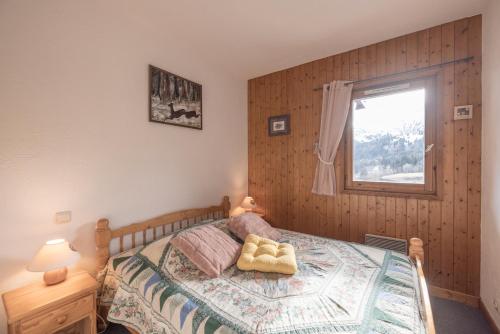 une chambre avec un lit avec un animal en peluche dessus dans l'établissement Appartement vue Mont Blanc, à Saint-Gervais-les-Bains