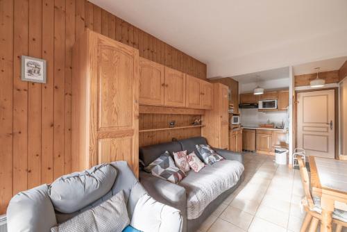 un salon avec un canapé et une cuisine dans l'établissement Appartement vue Mont Blanc, à Saint-Gervais-les-Bains