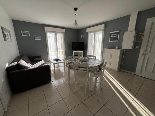 un salon avec une table et un canapé dans l'établissement maison crozon-le fret au calme animaux acceptés, à Crozon