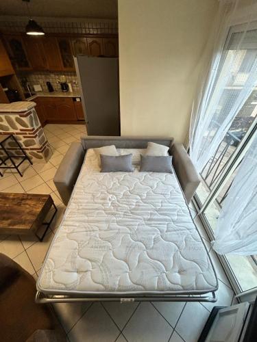 - un grand lit dans une chambre avec fenêtre dans l'établissement Chez Jojo, 250m de la plage, wifi & climatisation, à Canet