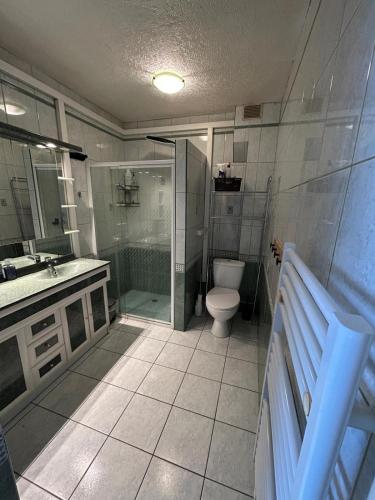 une salle de bain avec une douche, des toilettes et un lavabo dans l'établissement Chez Jojo, 250m de la plage, wifi & climatisation, à Canet