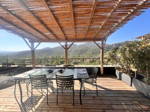 a patio with a table and chairs on a deck at Duplex Vista in Bonifacio