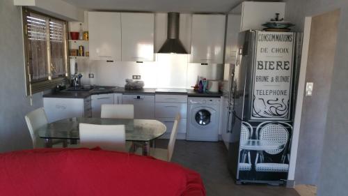 kuchnia ze stołem i jadalnią w obiekcie Moderne Appartement Cannes Californie w Cannes