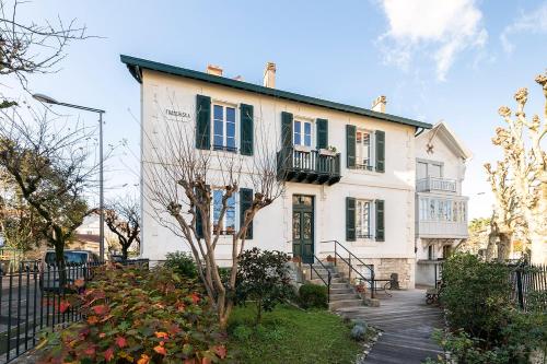 Photo de la galerie de l'établissement SUPERBE MAISON FAMILIALE AVEC JARDIN AU COEUR DE BIARRITZ, à Biarritz