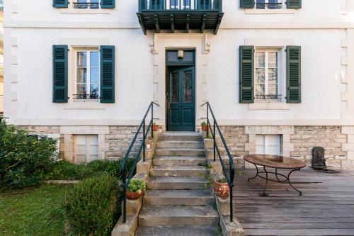 Photo de la galerie de l'établissement SUPERBE MAISON FAMILIALE AVEC JARDIN AU COEUR DE BIARRITZ, à Biarritz
