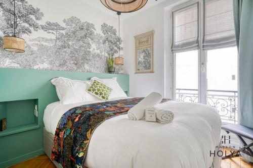 - une chambre avec un lit doté d'une horloge dans l'établissement Gare de Lyon, Bastille - Le Dynamique - 392C, à Paris