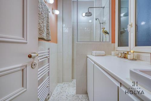 une salle de bain blanche avec un lavabo et une douche dans l'établissement Gare de Lyon, Bastille - Le Dynamique - 392C, à Paris