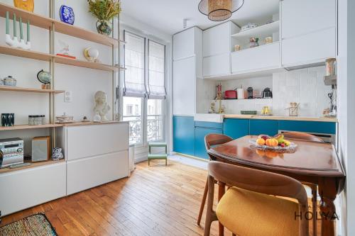 une cuisine avec une table et des chaises en bois dans l'établissement Gare de Lyon, Bastille - Le Dynamique - 392C, à Paris