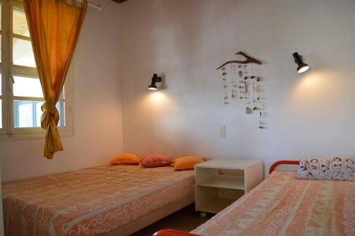 ein Schlafzimmer mit zwei Betten und einem Fenster in der Unterkunft SP000-017 Maison 3 pièces - 5 couchages St Pierre la mer in Saint Pierre La Mer