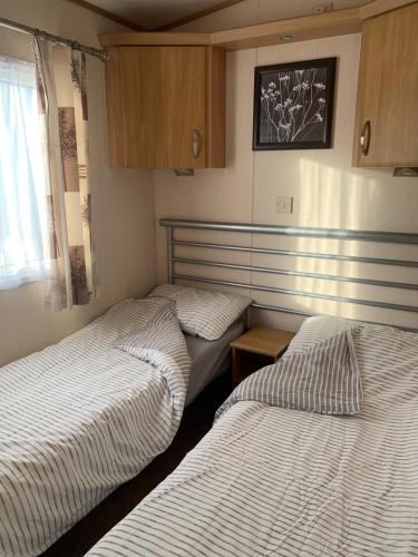 Postel nebo postele na pokoji v ubytování B58 3bed caravan, sleeps up to 8, free Wi-Fi, parking
