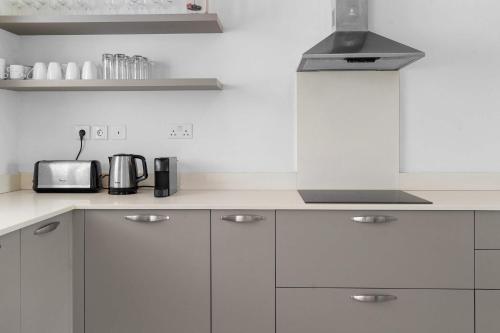 Dapur atau dapur kecil di Vesper Beach - Luxury Beachfront Apartment