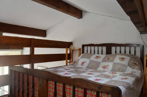 - une chambre avec un lit doté d'un cadre en bois dans l'établissement SP080-016 Studio cabine mezzanine 5 couchages SAINT PIERRE LA MER, à Saint Pierre La Mer