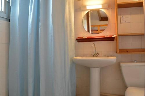une salle de bain avec un lavabo et un miroir et des toilettes dans l'établissement SP080-016 Studio cabine mezzanine 5 couchages SAINT PIERRE LA MER, à Saint Pierre La Mer