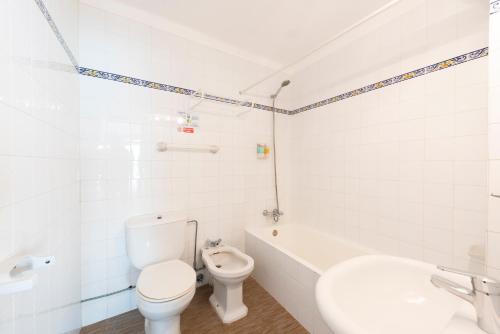 Ένα μπάνιο στο Hostal Sa Baronia