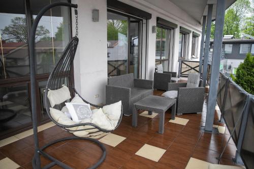 weranda z huśtawką na balkonie w obiekcie Hostel Gidle w mieście Gidle