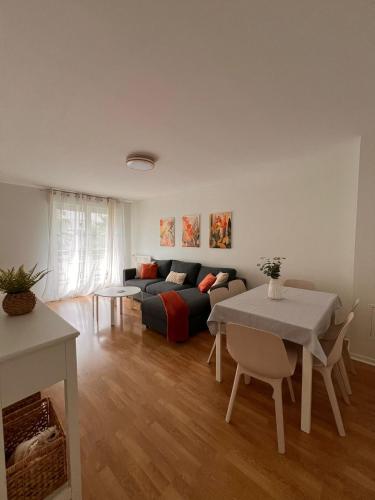 un salon avec un canapé et une table dans l'établissement T3, stade de France, Paris et Parking, à Saint-Denis