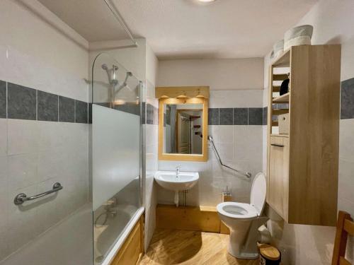 une salle de bain avec toilettes, lavabo et douche dans l'établissement Charmant 2 pièces 6 pers, piscine chauffée, sauna, ski aux pieds - Les Orres 1800 - FR-1-322-636, aux Orres