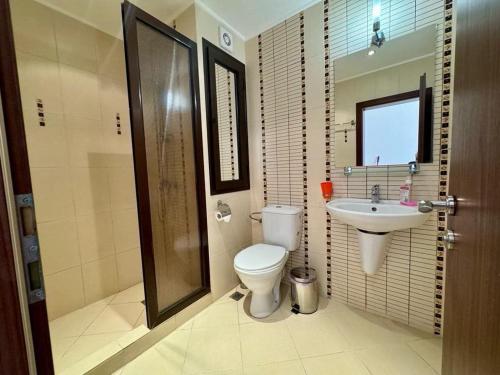 ソゾポルにあるNiya Apartments Kavaci Sozopolのトイレと洗面台付きのバスルーム