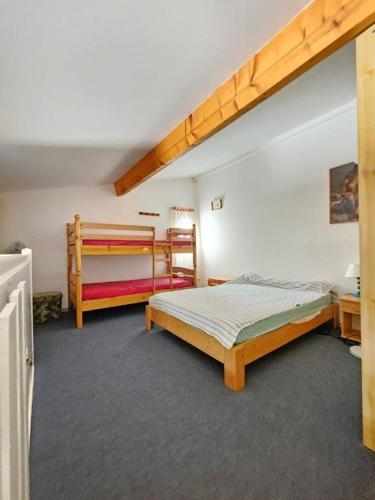 - une chambre avec 2 lits superposés et un escalier dans l'établissement PERLES DU SOLEIL Jolie villa T2 mezzanine piscine Rochelongue Cap d'Agde, au Cap d'Agde