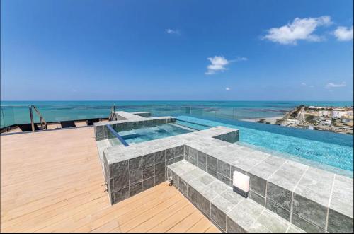 einen Pool auf der Terrasse eines Hauses in der Unterkunft beira-mar pajuçara in Maceió