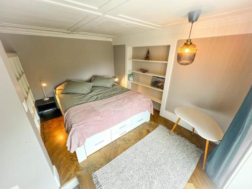 a small bedroom with a bed and a chair at Cozy Apartment with Stunning Lakeview in Brienz