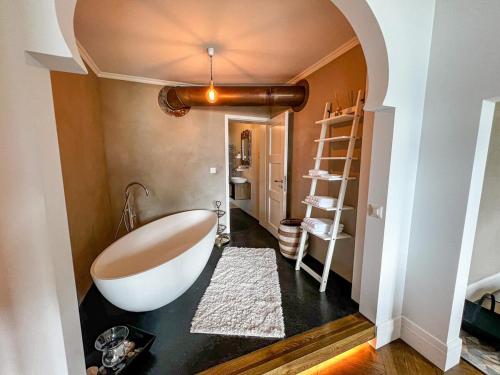 a bathroom with a large bath tub in a room at Cozy Apartment with Stunning Lakeview in Brienz