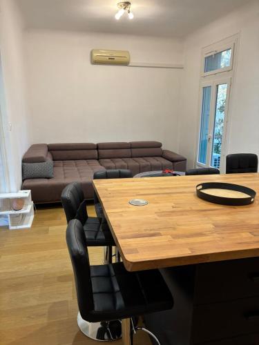 una sala de estar con una mesa y un sofá en Appartement T3 Square Bir-Hakeim, en Perpiñán