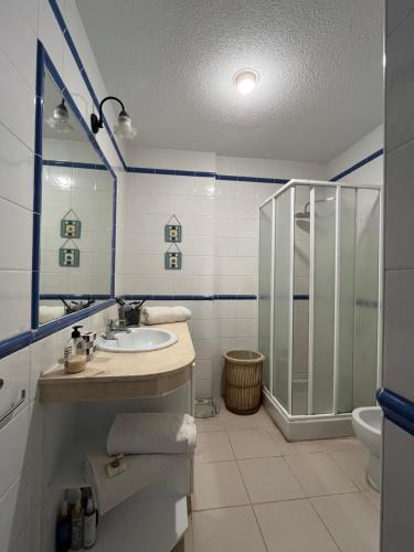 un baño con lavabo y ducha en Mar&Relax, en Costa del Silencio