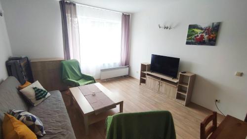 TV a/nebo společenská místnost v ubytování Sun Stream Apartment