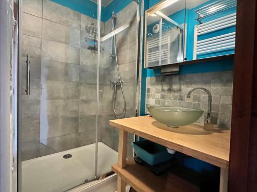 une salle de bain avec une douche en verre et un lavabo dans l'établissement Joli T3 ensoleillé, proche centre, avec balcon, parking et casier à ski - FR-1-624-89, à Samoëns