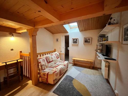 un salon avec un canapé et une cuisine dans l'établissement Joli T3 ensoleillé, proche centre, avec balcon, parking et casier à ski - FR-1-624-89, à Samoëns