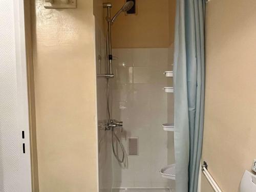 une salle de bain avec une douche avec une porte vitrée dans l'établissement Appartement 2 pièces 4 couchages ARGELES SUR MER AR670-1A4, à Argelès-sur-Mer