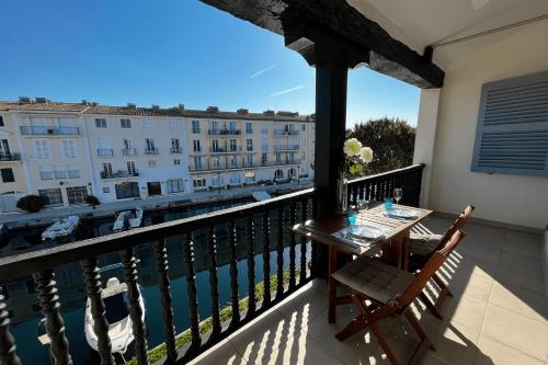 Photo de la galerie de l'établissement Fully renovated 2-room apartment with AC a large balcony in the center, à Grimaud