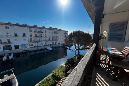 Photo de la galerie de l'établissement Fully renovated 2-room apartment with AC a large balcony in the center, à Grimaud