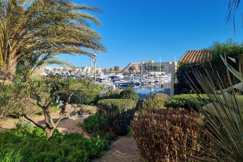 une vue d'une marina avec des bateaux dans l'eau dans l'établissement Naturiste Cap d'Agde Port Vénus 7, au Cap d'Agde