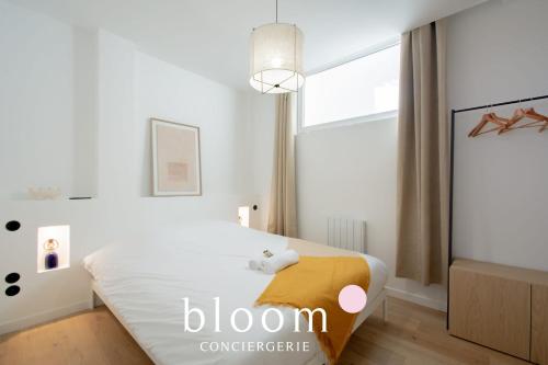 une chambre blanche avec un lit et une fenêtre dans l'établissement Loft de Standing neuf, à Nancy