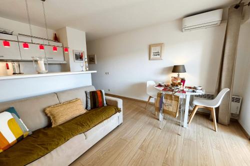 un salon avec un canapé et une table dans l'établissement Renovated 2 room apartment - AC WIFI and terrace, à Grimaud