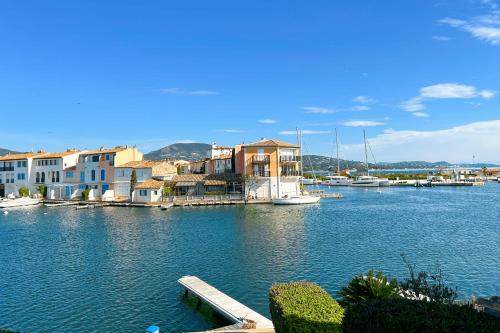 un port de plaisance avec des maisons et des bateaux dans l'eau dans l'établissement 3-room apartment renovated in Port Grimaud South - AC - Mooring, à Grimaud