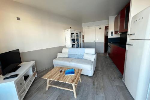 un petit salon avec un canapé et une table dans l'établissement 3-room apartment renovated in Port Grimaud South - AC - Mooring, à Grimaud