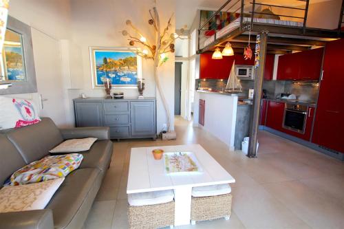 un salon avec un canapé et une table dans l'établissement Renovated 3-room apartment with WIFI and a large balcony, à Grimaud