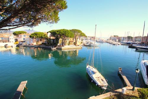 un bateau est amarré à un quai dans un port dans l'établissement Renovated 3-room apartment with WIFI and a large balcony, à Grimaud